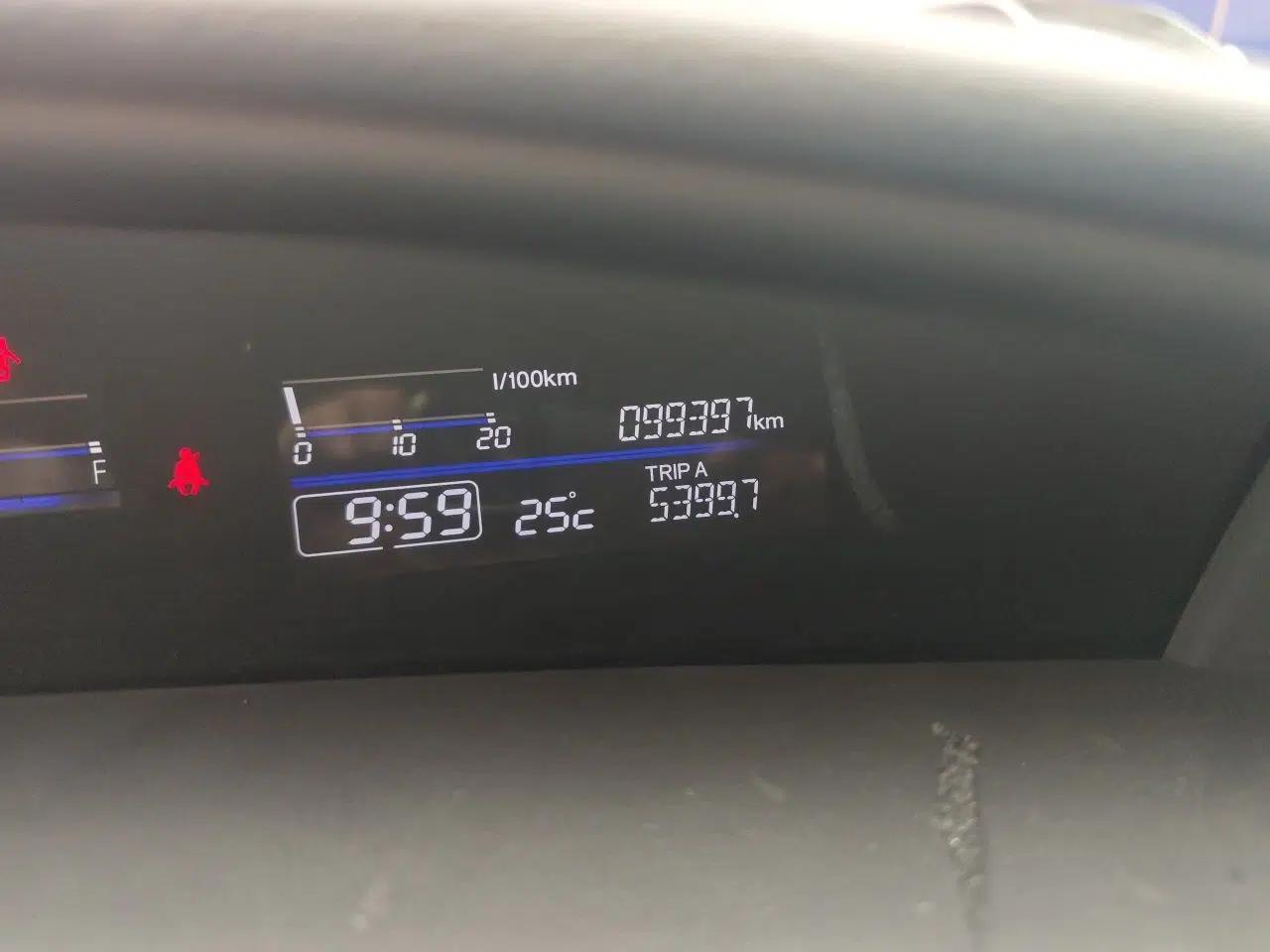 Honda Jade 2017 1.8L automatic Comfort version 5 seats — миниатюра 13