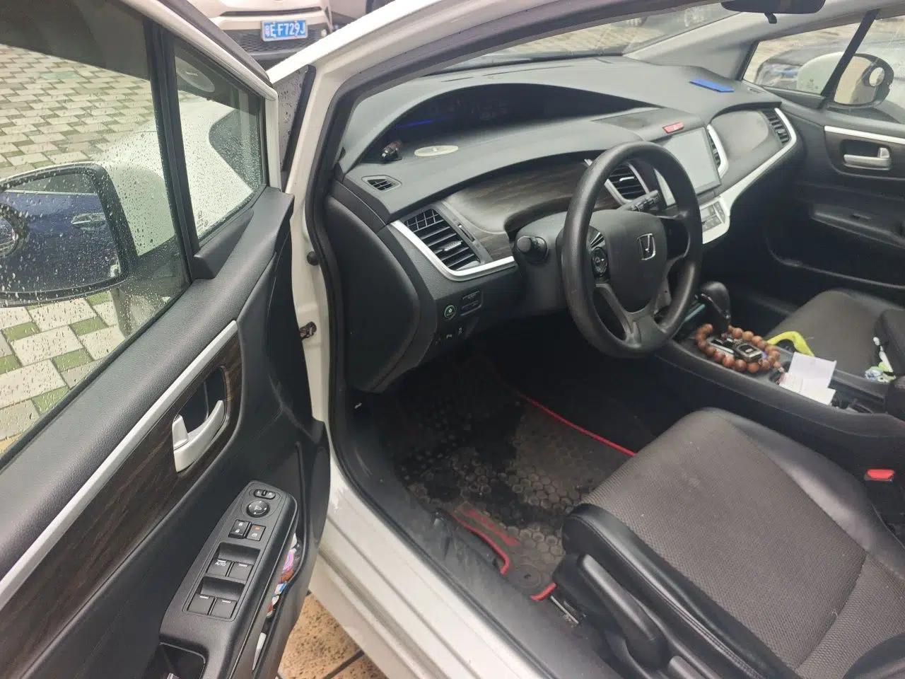 Honda Jade 2017 1.8L automatic Comfort version 5 seats — миниатюра 17