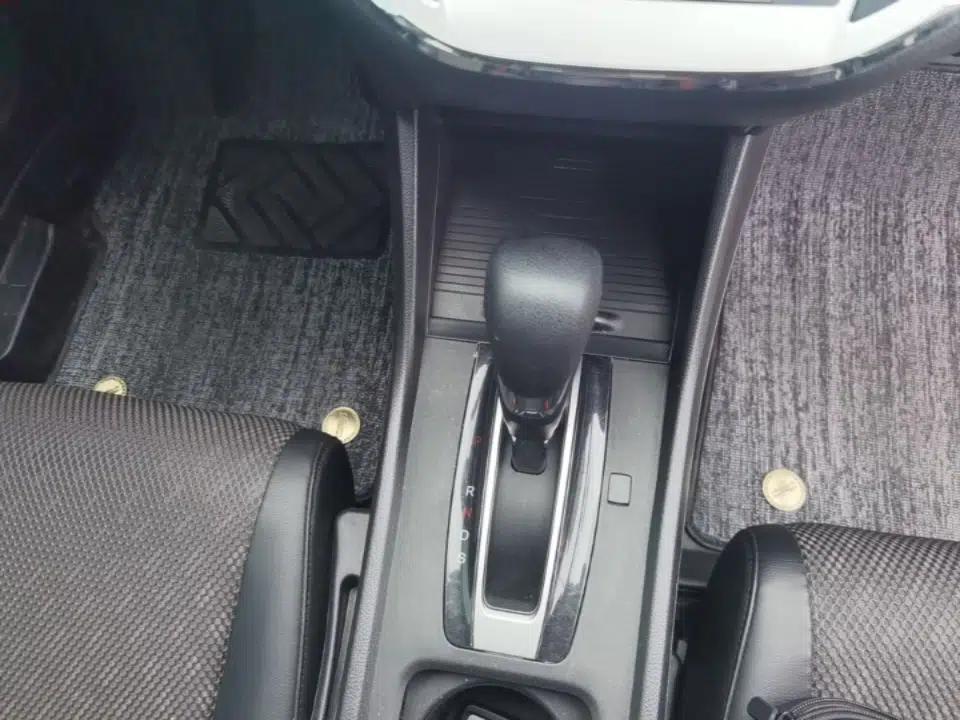Honda Jade 2017 1.8L automatic Comfort version 5 seats — миниатюра 16