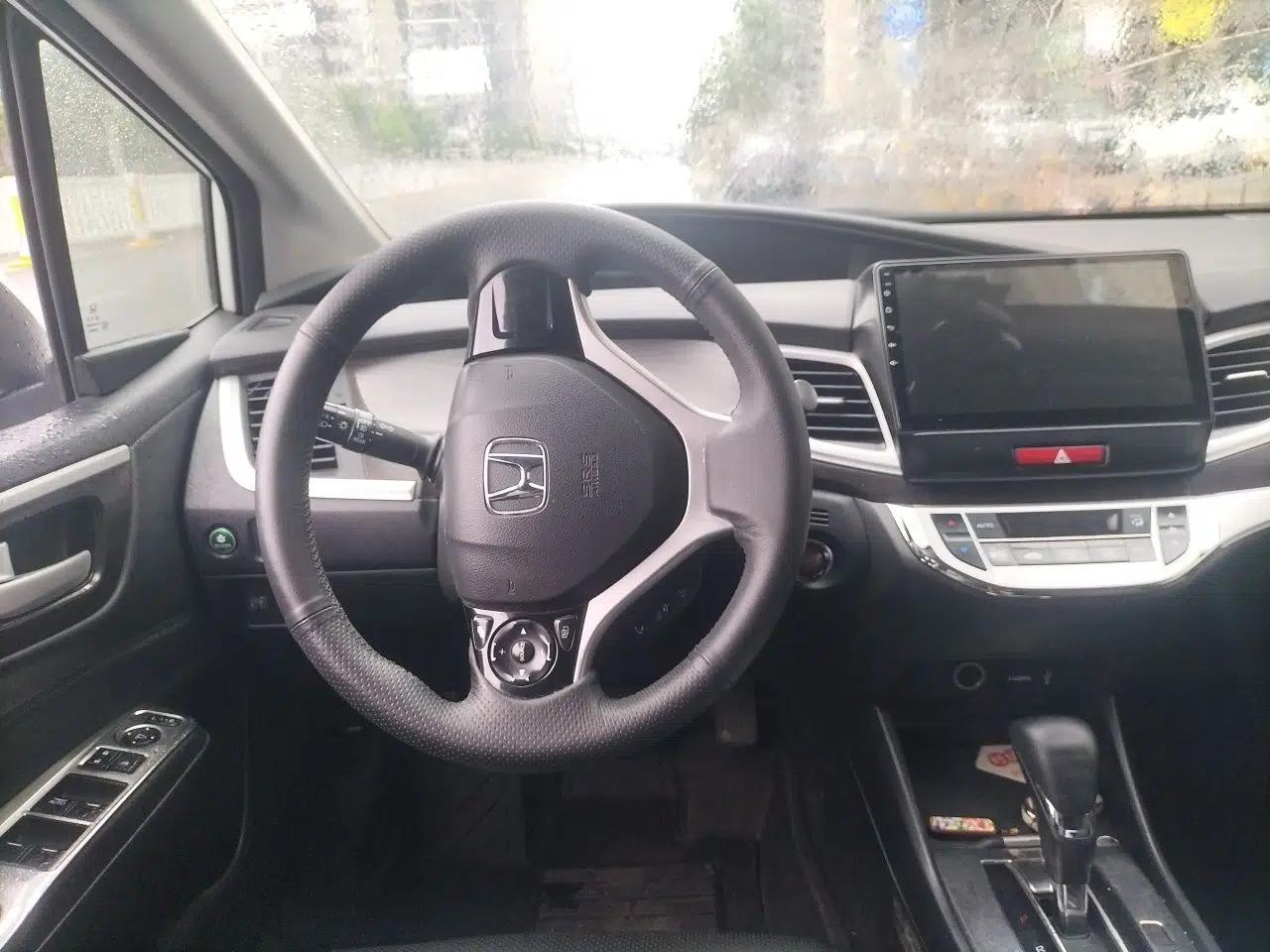 Honda Jade 2014 1.8L Automatic Comfort Elite Version 5 Seats — миниатюра 11