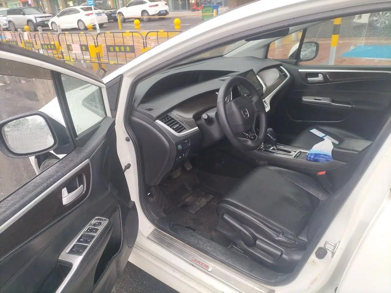 Honda Jade 2014 1.8L Automatic Comfort Elite Version 5 Seats — миниатюра 17