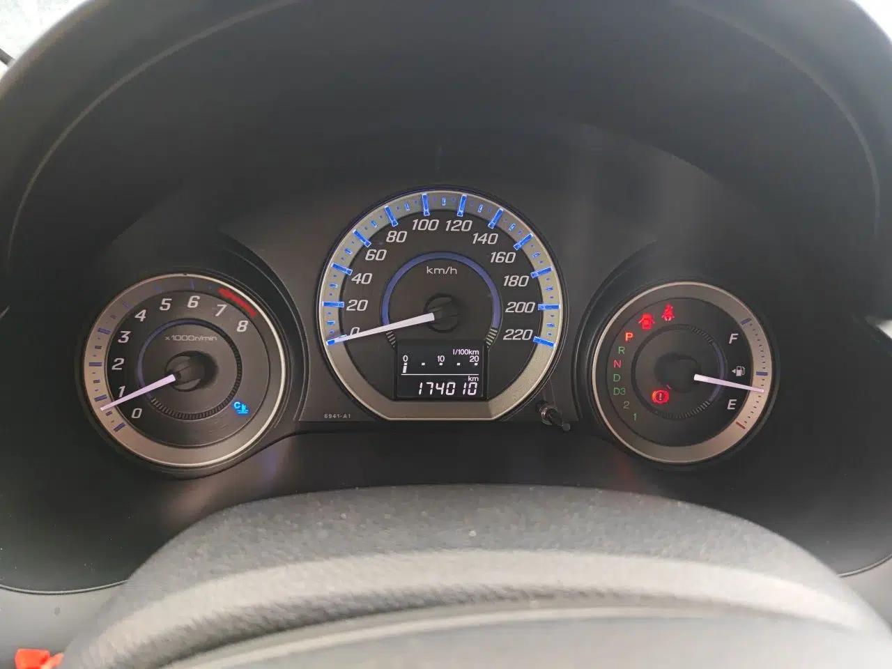 Honda City Classic 2012 1.5L Automatic Elite Edition — миниатюра 12