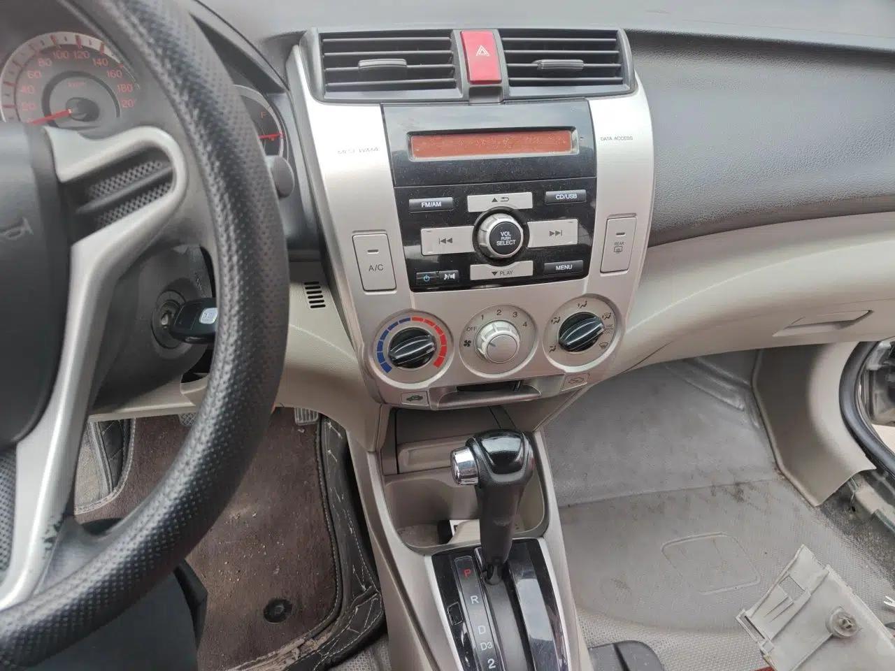 Honda City Classic 2011 1.5L Automatic Elite Edition — миниатюра 14