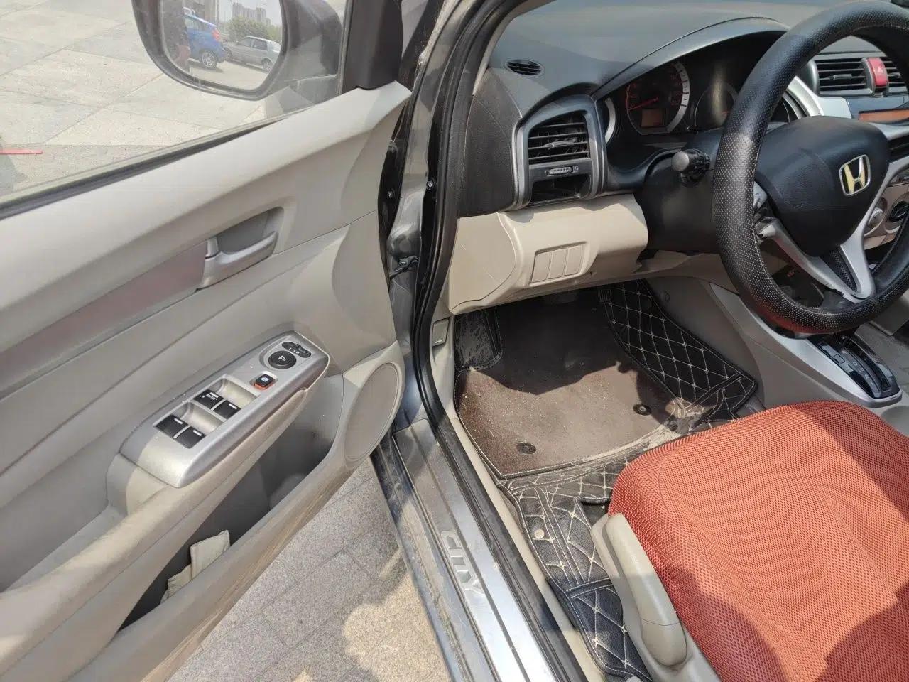 Honda City Classic 2011 1.5L Automatic Elite Edition — миниатюра 17