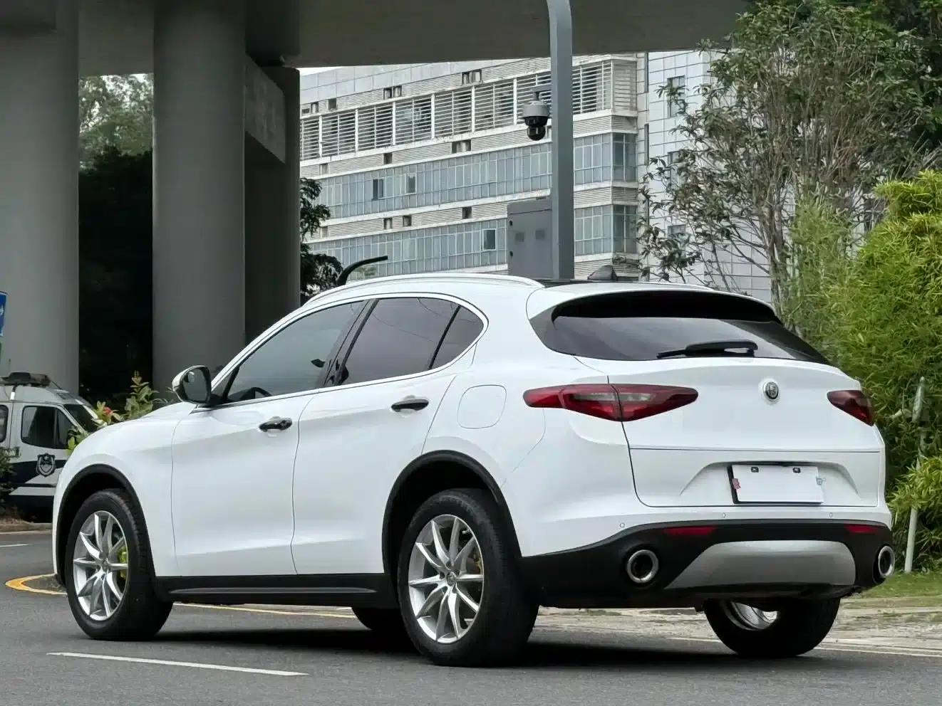 2017 Stelvio 2.0T 280HP Luxury Edition — миниатюра 5