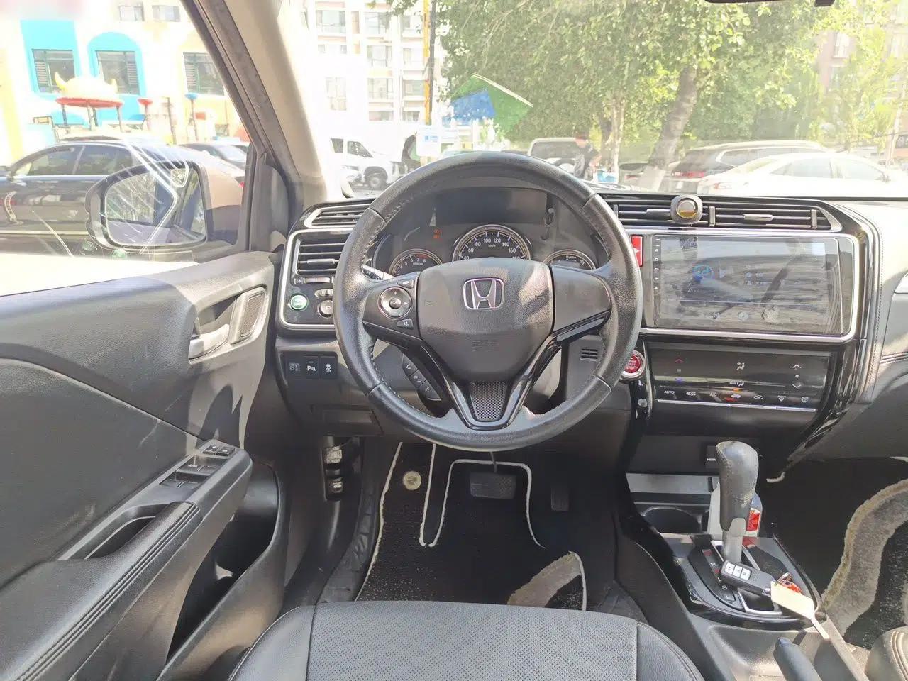 Honda Greiz 2016 1.5L CVT Luxury Edition — миниатюра 11