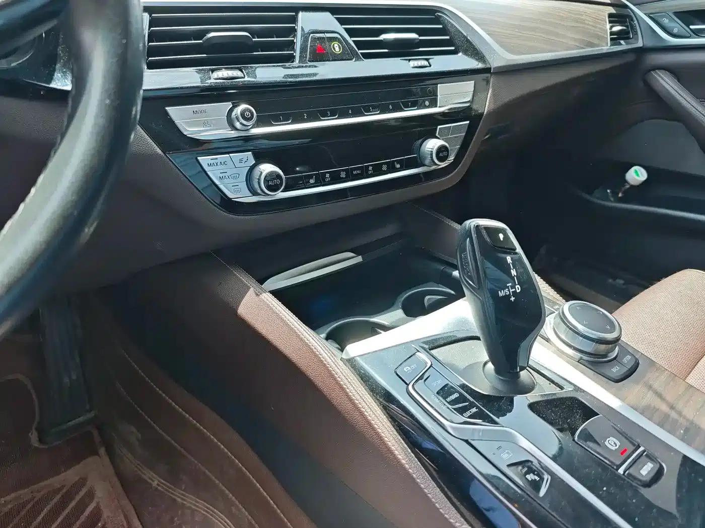 BMW 5 Series PHEV 2022 Facelift 535Le Luxury Package — миниатюра 6