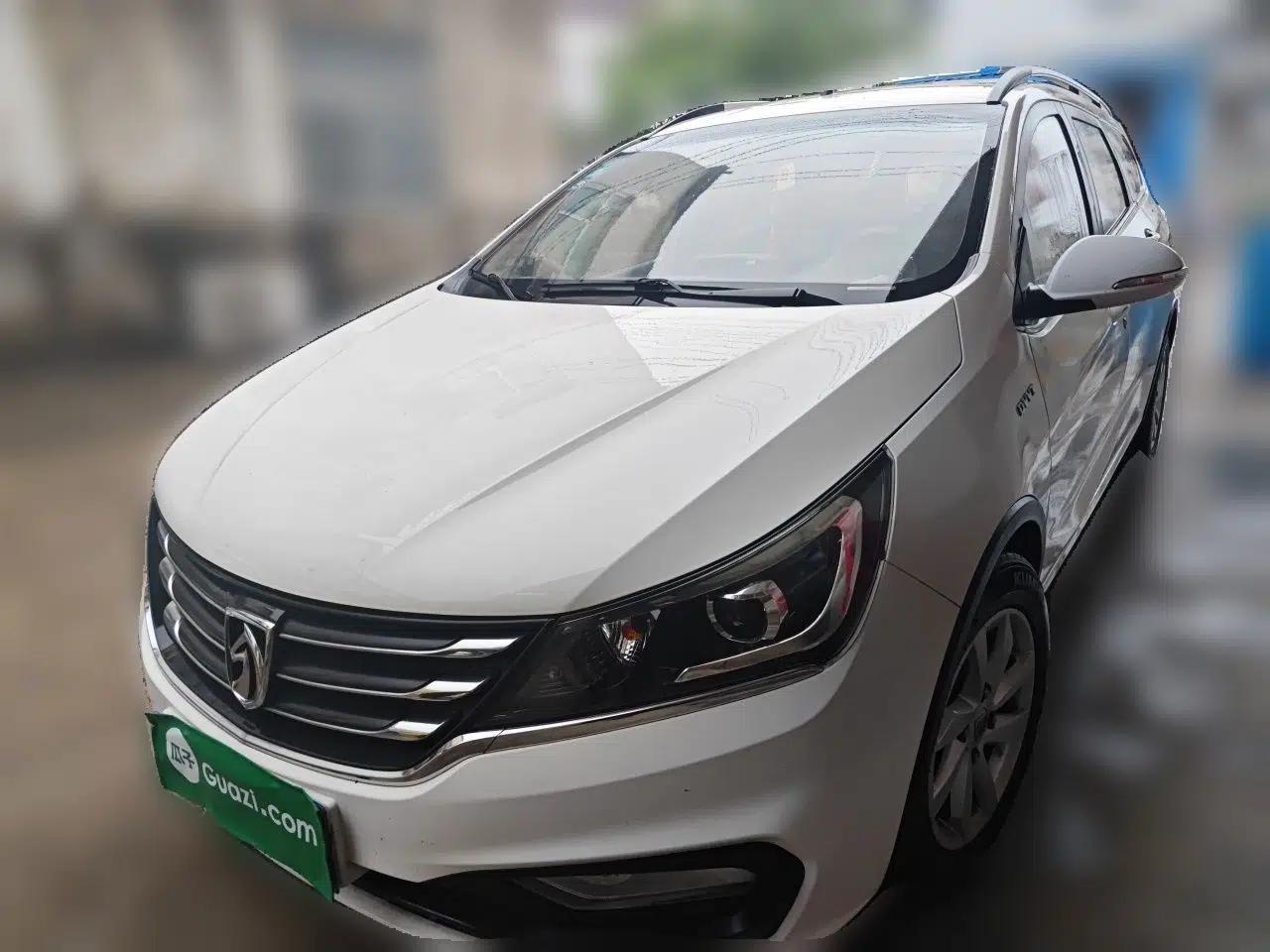 Baojun 310W 2017 1.5L Manual Fashion Model China V — миниатюра 1