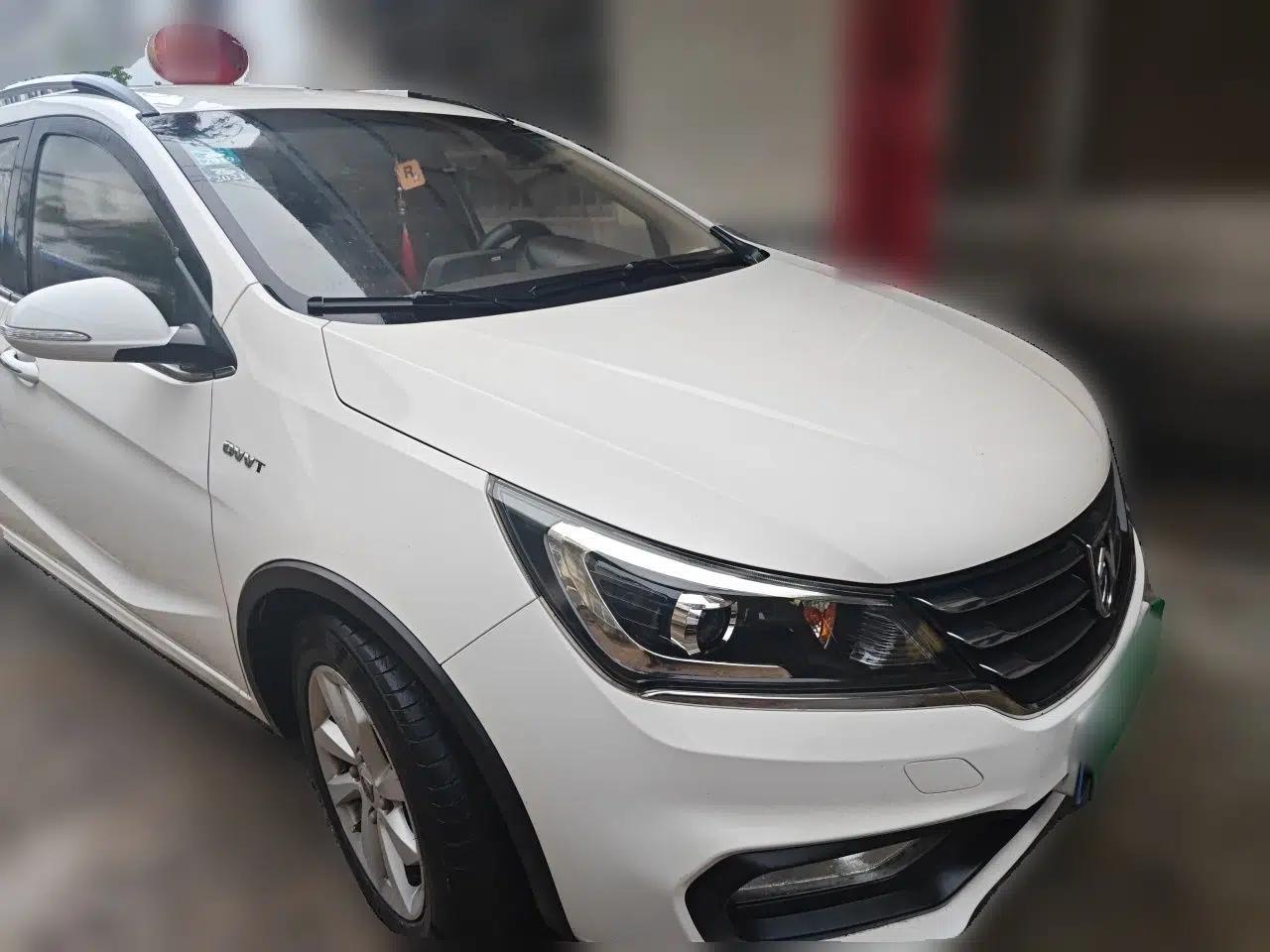 Baojun 310W 2017 1.5L Manual Fashion Model China V — миниатюра 3