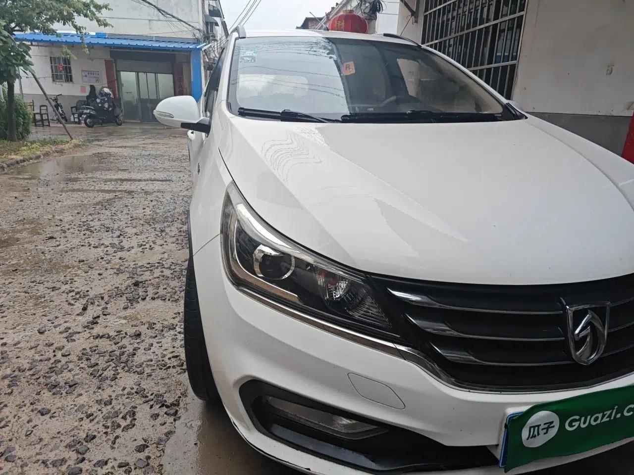 Baojun 310W 2017 1.5L Manual Fashion Model China V — миниатюра 7
