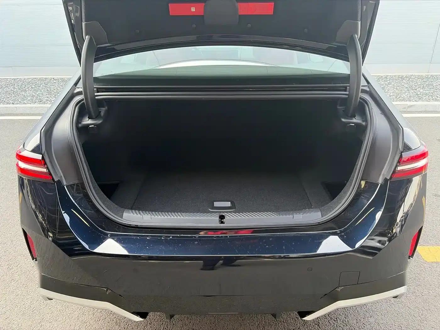 BMW i5 2024 eDrive 35L M Sport Package — миниатюра 13