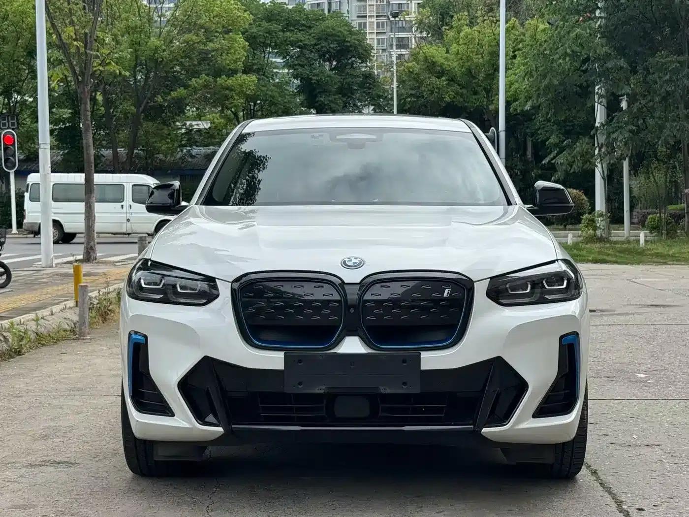 BMW iX3 2022 Leading Edition — миниатюра 2