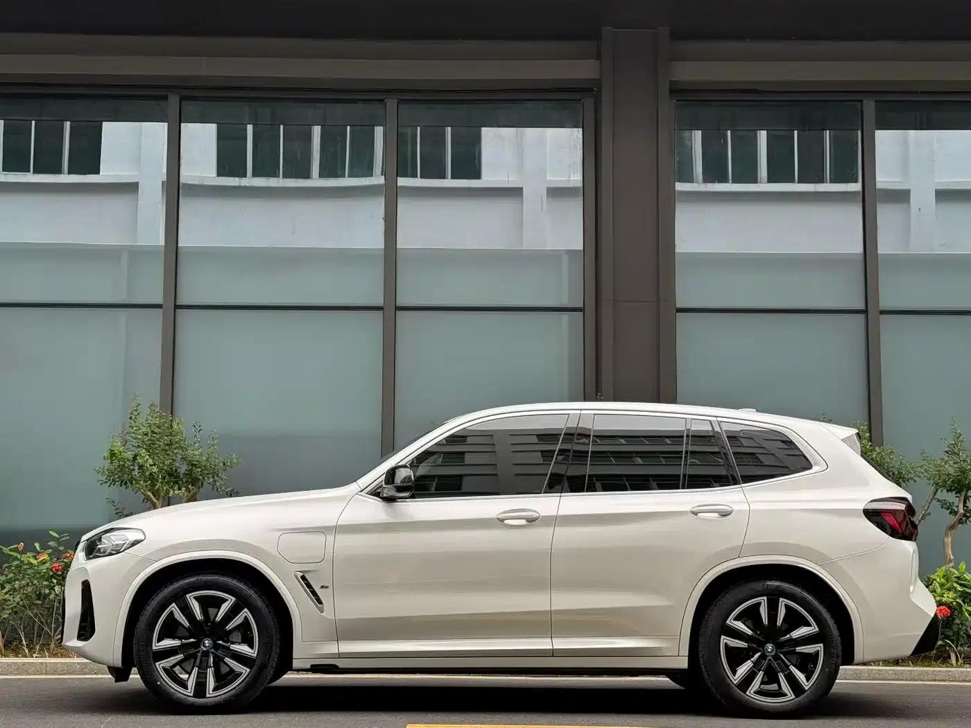 BMW iX3 2023 Leading Edition — миниатюра 3