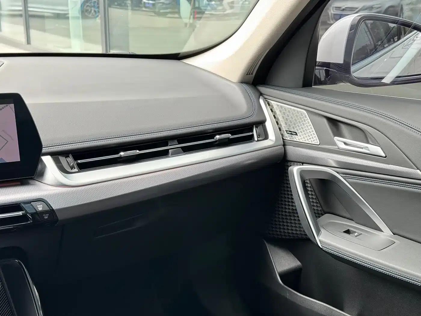 2023 BMW iX1 xDrive30L M Sport Package — миниатюра 13
