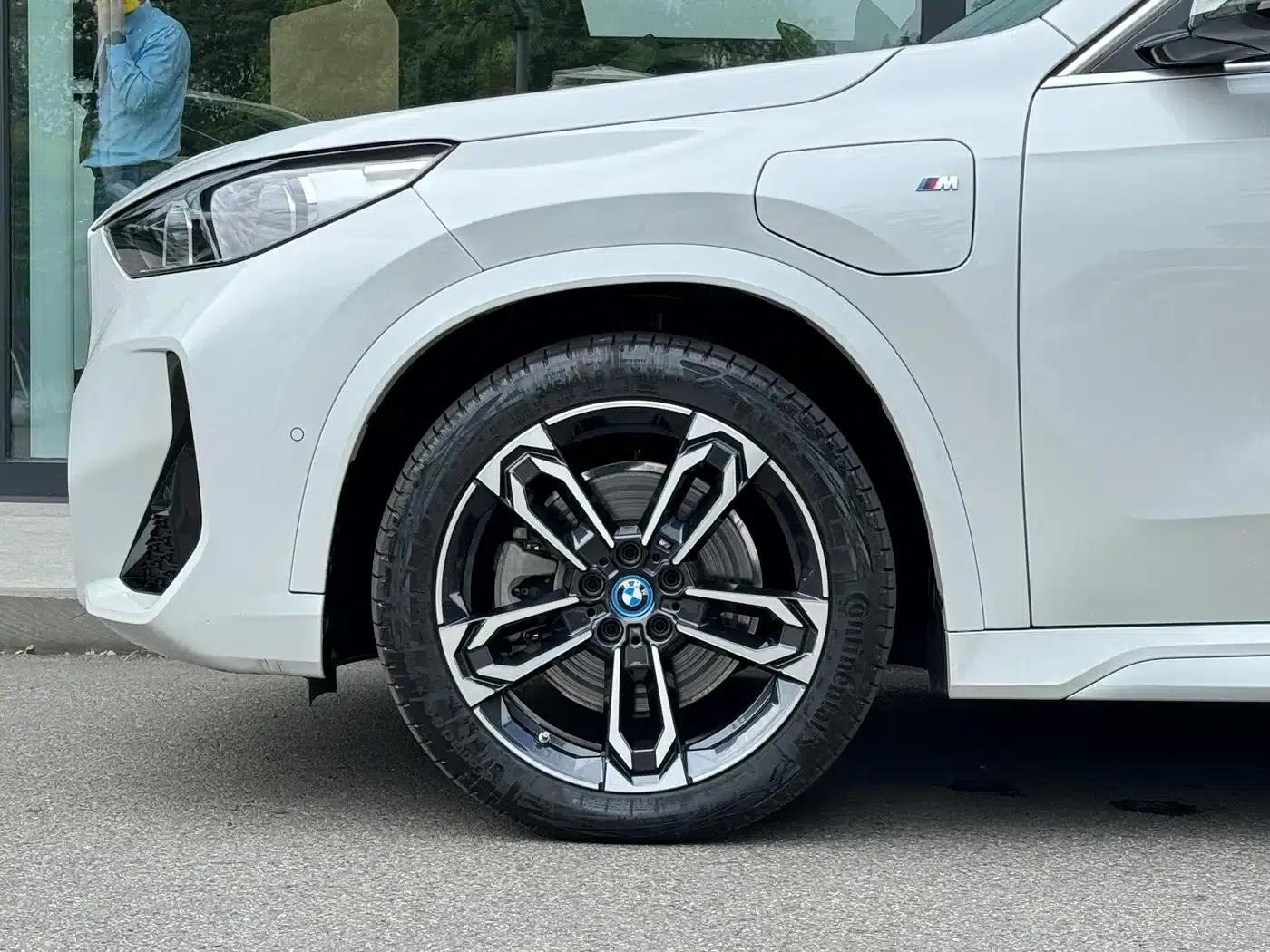 2023 BMW iX1 xDrive30L M Sport Package — миниатюра 3