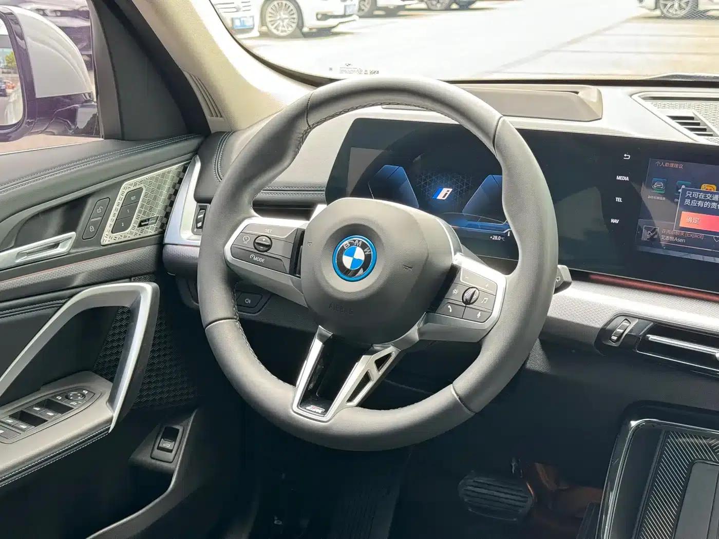 2023 BMW iX1 xDrive30L M Sport Package — миниатюра 9