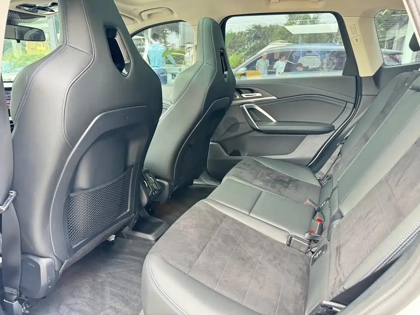 2023 BMW iX1 xDrive30L M Sport Package — миниатюра 10