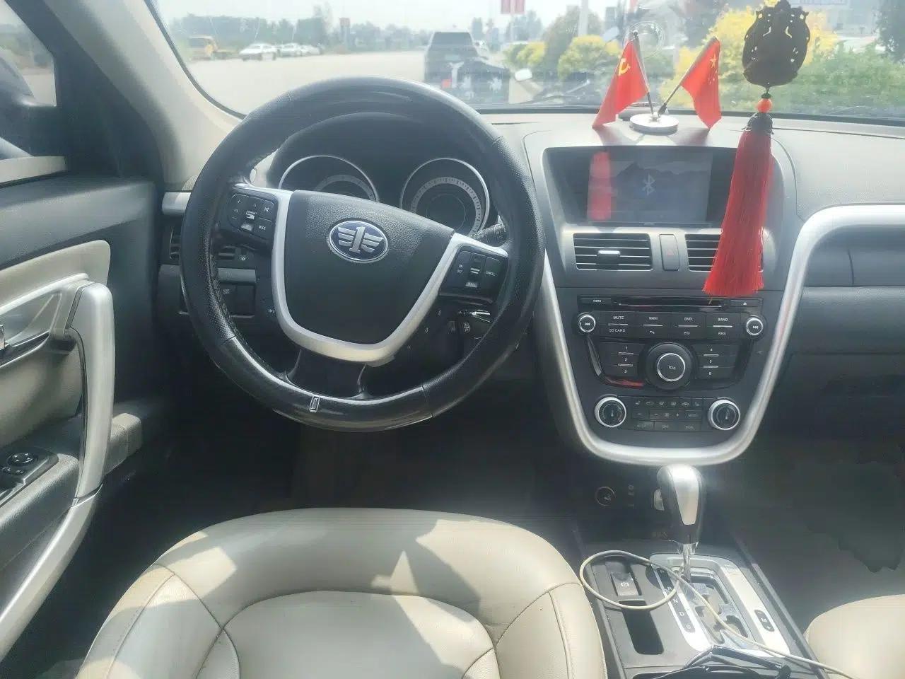 Bestune X80 2013 2.0L automatic luxury version — миниатюра 11