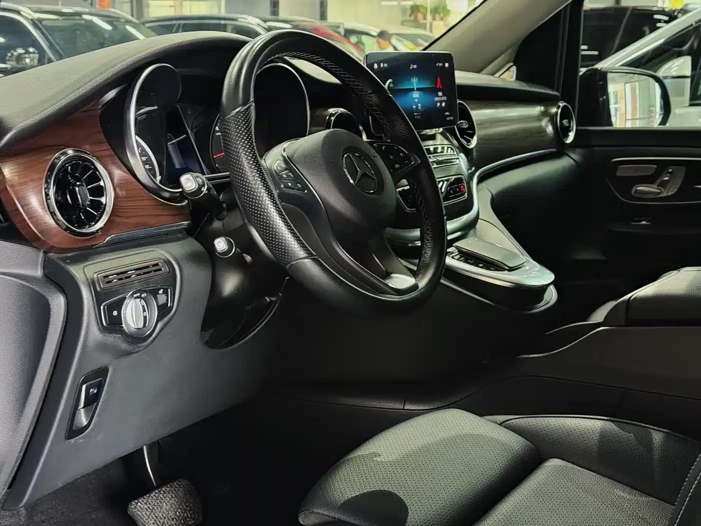 Mercedes-Benz V-Class 2022 V 260 Navigator Edition — миниатюра 2