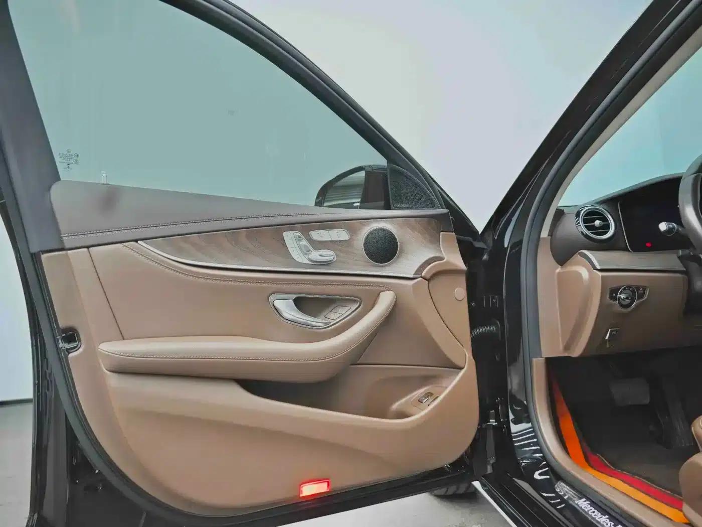 Mercedes-Benz E-Class PHEV 2022 E 350 e L Plug-in Hybrid Sedan — миниатюра 28
