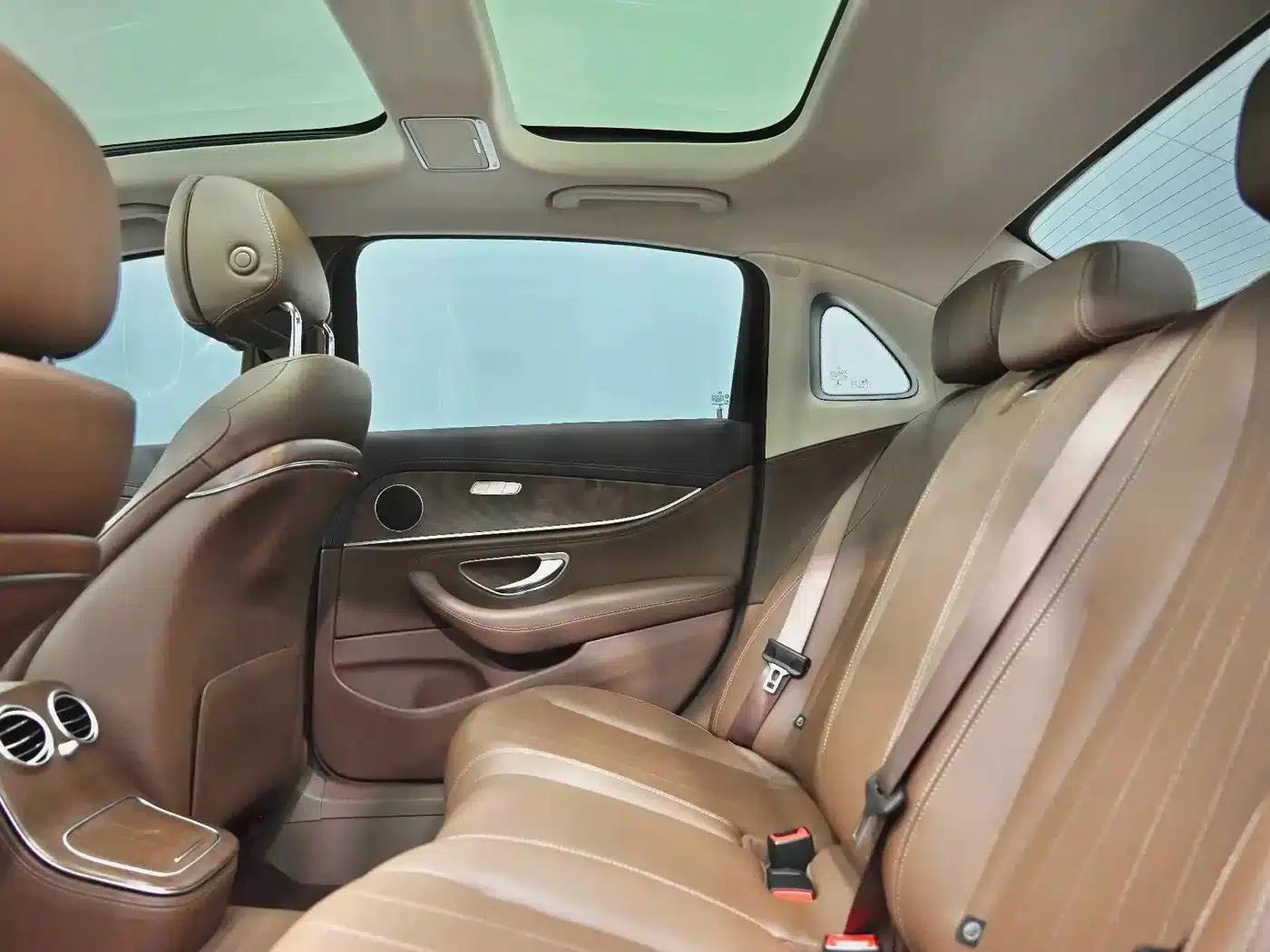 Mercedes-Benz E-Class PHEV 2022 E 350 e L Plug-in Hybrid Sedan — миниатюра 31