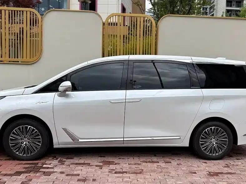 Buick GL8 PHEV 2024 Land Cruiser Premium Edition 7-Seater — миниатюра 2
