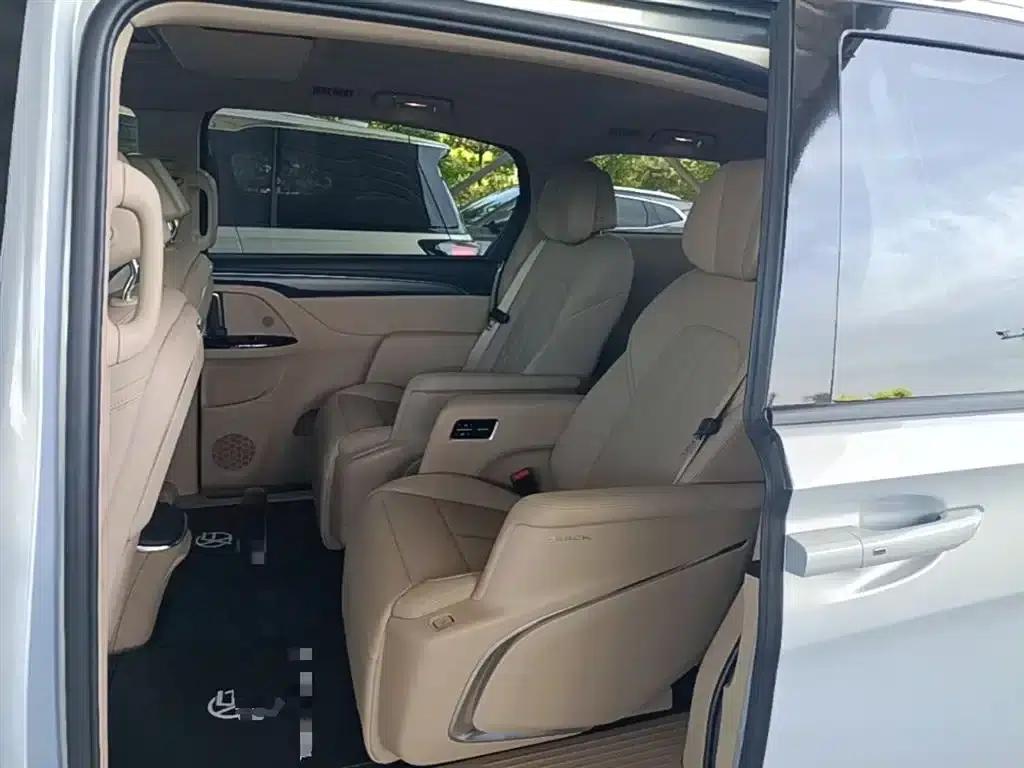 Buick GL8 PHEV 2025 Land Cruiser Premium Edition — миниатюра 17