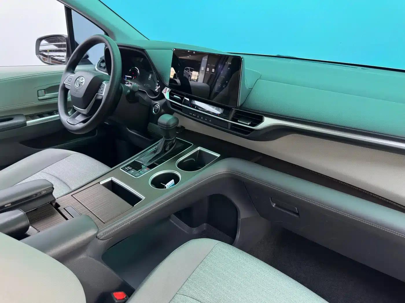 2023 Sienna 2.5L Hybrid Comfort Edition — миниатюра 13