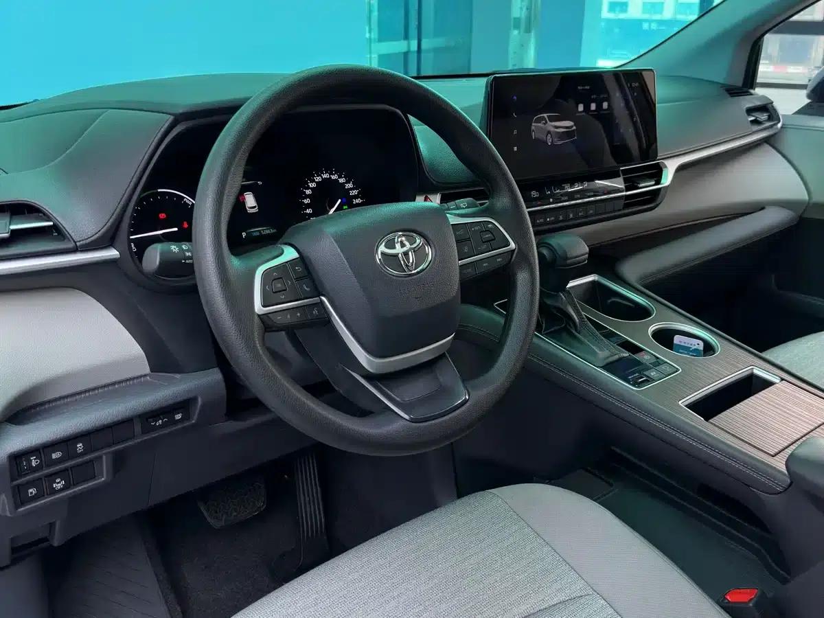 2023 Sienna 2.5L Hybrid Comfort Edition — миниатюра 14