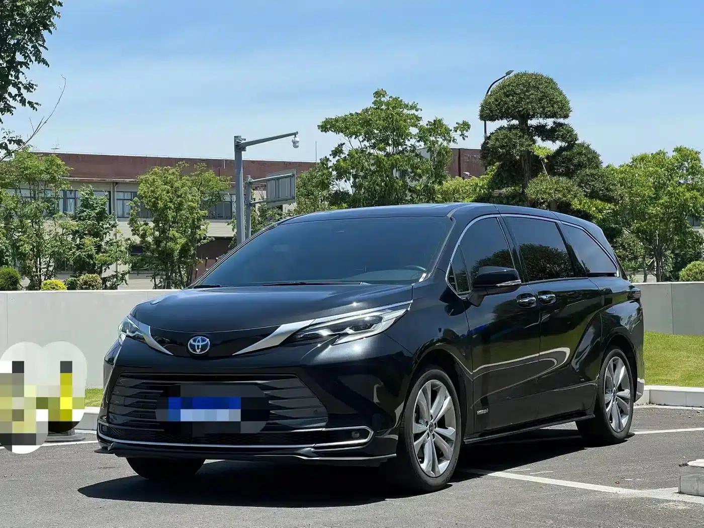 2023 Sienna 2.5L Hybrid Premium Edition — миниатюра 1