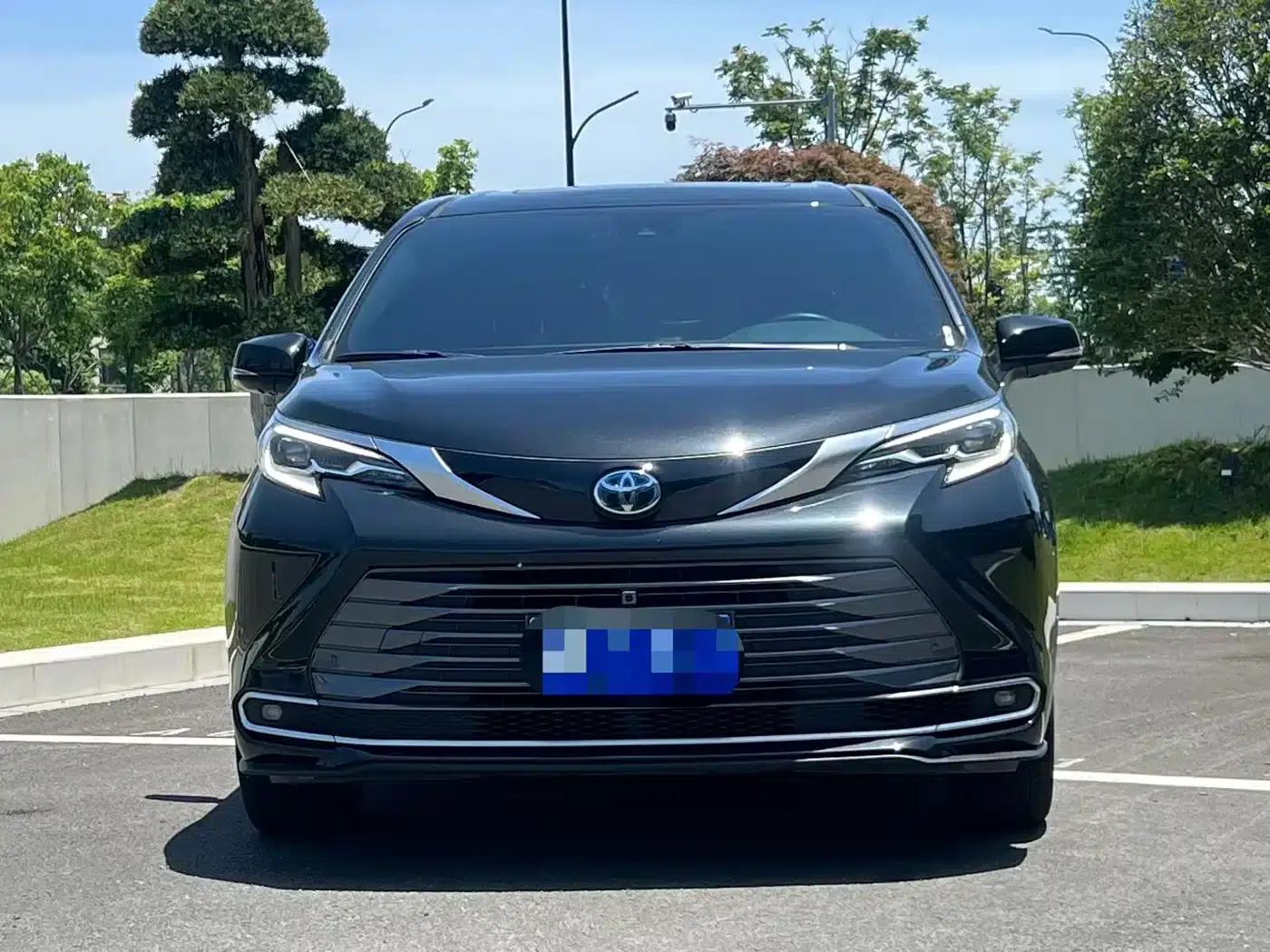 2023 Sienna 2.5L Hybrid Premium Edition — миниатюра 2