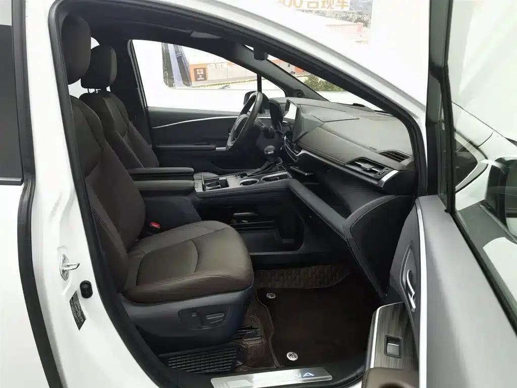 2021 Sienna 2.5L Hybrid Platinum Edition — миниатюра 23