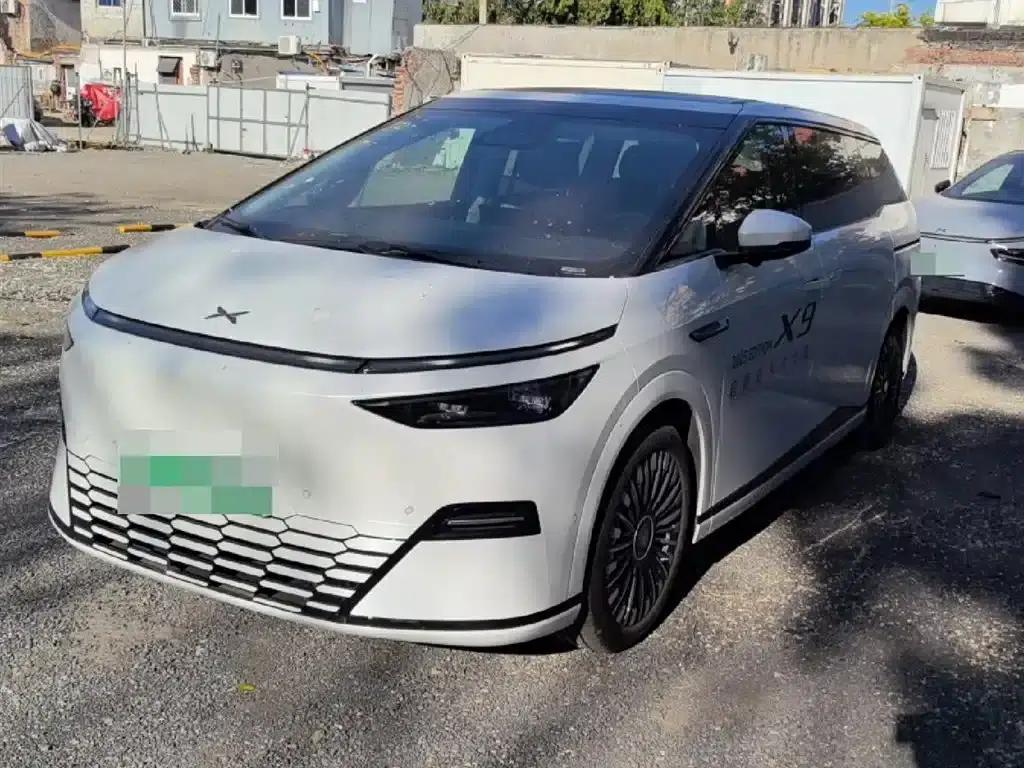 XPeng X9 2025 Pure Electric Model with a Maximum Range of 740km — миниатюра 1