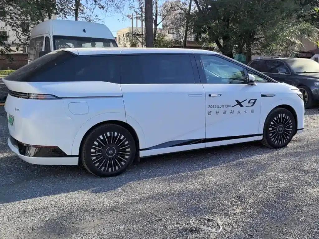 XPeng X9 2025 Pure Electric Model with a Maximum Range of 740km — миниатюра 4