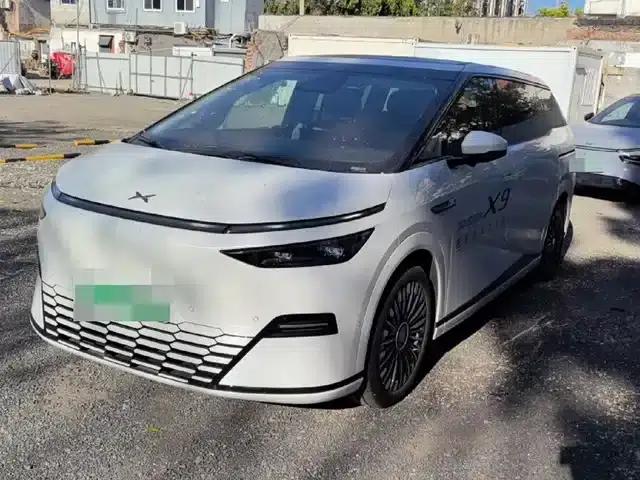XPeng X9 2025 Pure Electric Model with a Maximum Range of 740km
