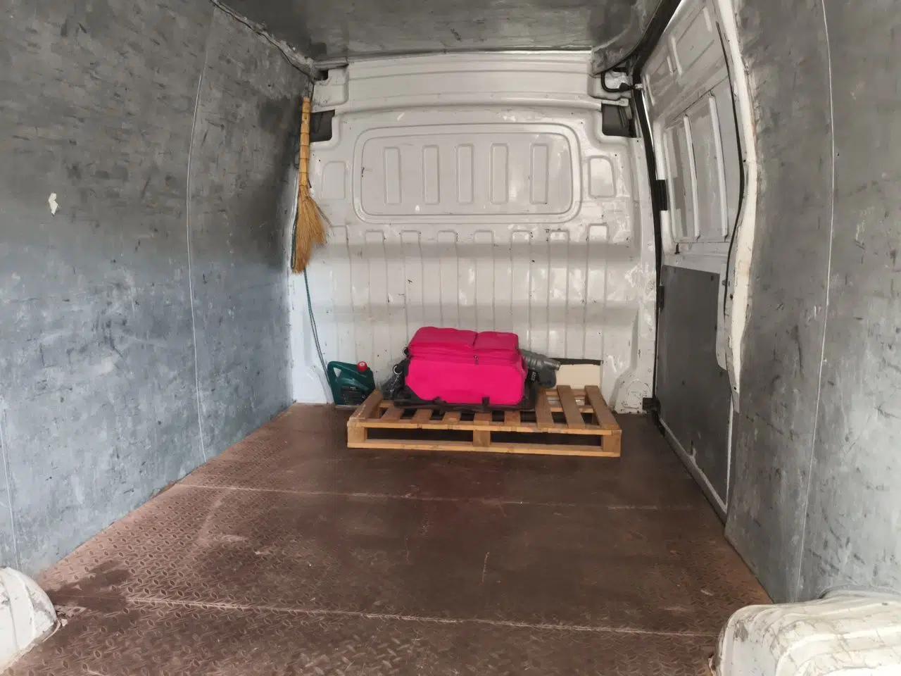 SAIC MAXUS Xintu V80 2018 2.5T 6-speed manual van long-wheelbase mid-roof 2-3 seats — миниатюра 18
