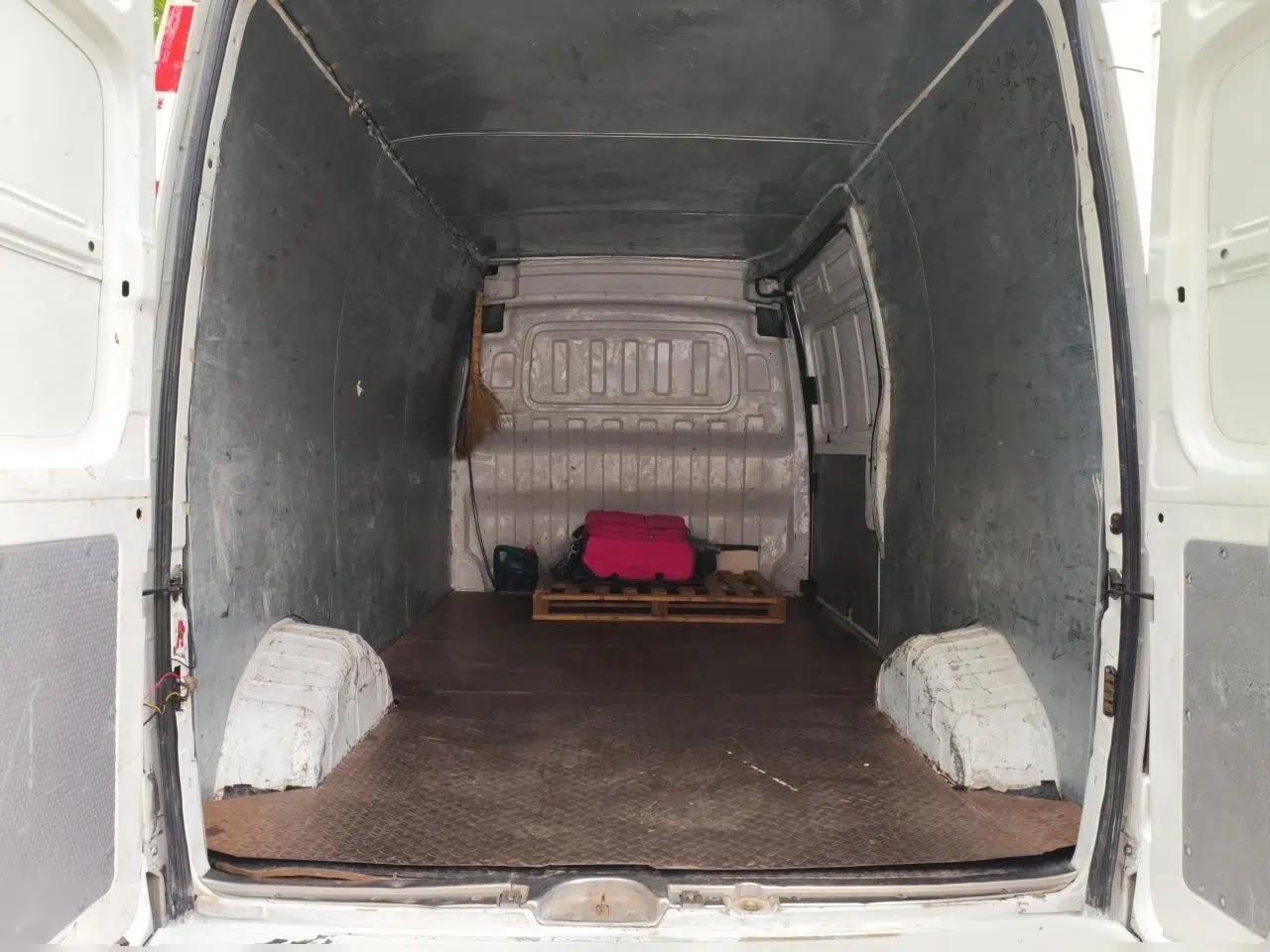 SAIC MAXUS Xintu V80 2018 2.5T 6-speed manual van long-wheelbase mid-roof 2-3 seats — миниатюра 20