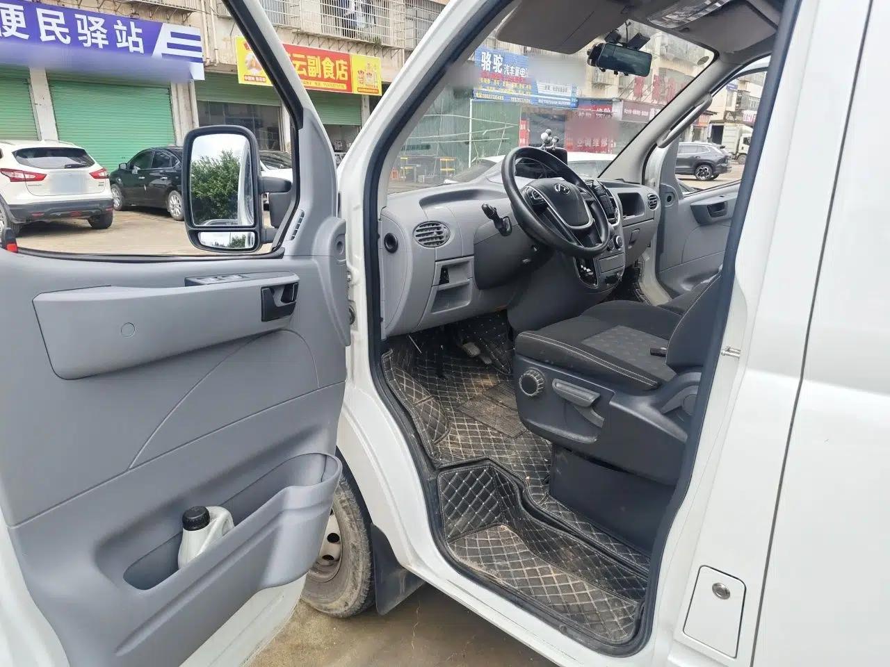 SAIC MAXUS Xintu V80 2021 2.0T AMT Classic Aoyuntong Short Wheelbase Mid-Roof 5/6-Seater — миниатюра 17
