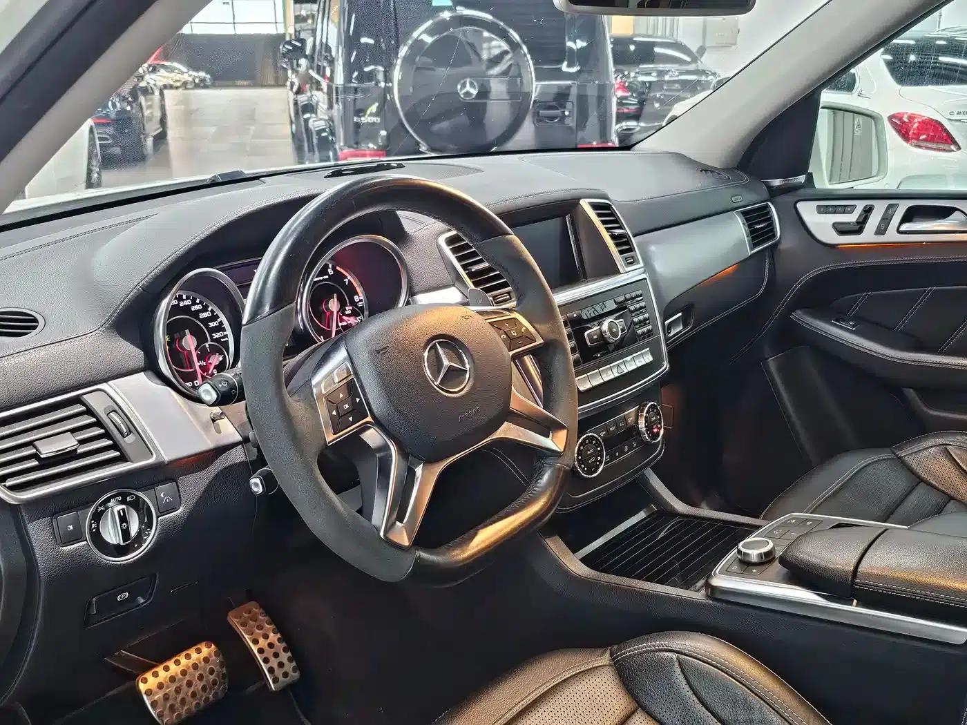 2012 Mercedes-Benz M-Class AMG ML 63 — миниатюра 14