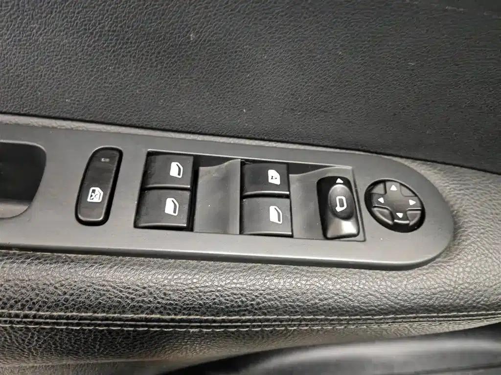 Peugeot 308 2013 1.6L Automatic Fashion Edition — миниатюра 9