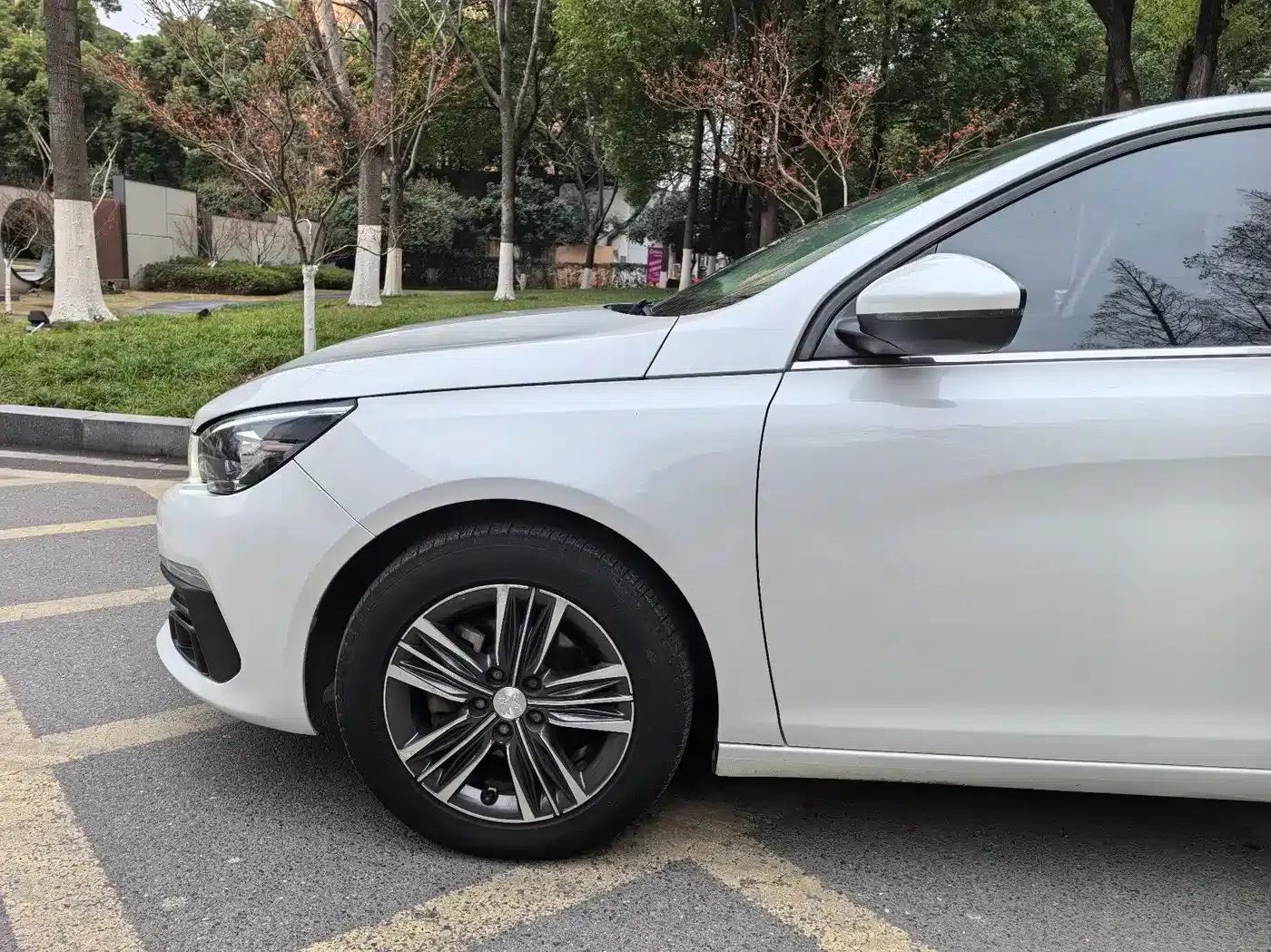 Peugeot 308 2018 1.6L Automatic Luxury Edition — миниатюра 5