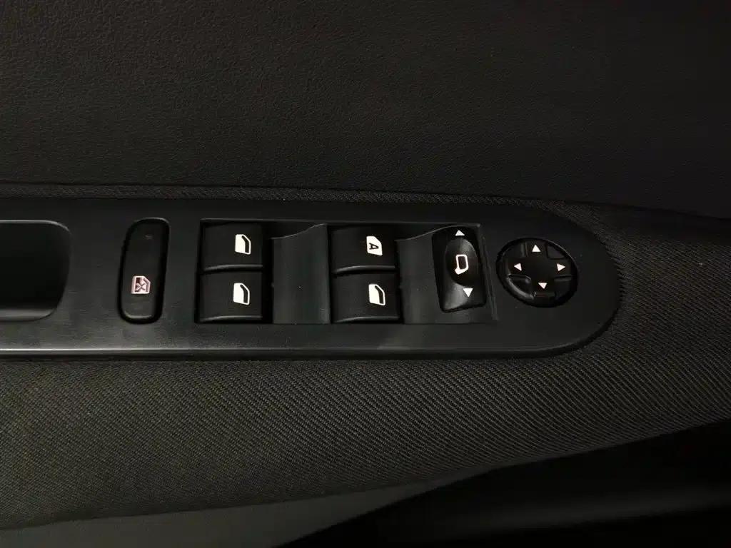 Peugeot 308 2012 1.6L Manual Premium Edition — миниатюра 9