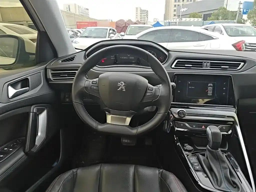 Peugeot 308 2018 1.6L Automatic Luxury Edition — миниатюра 11