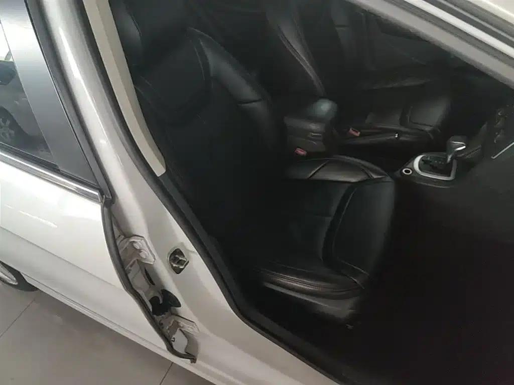 Peugeot 308 2014 Enjoy Edition Classic 1.6L Automatic Premium Model — миниатюра 25