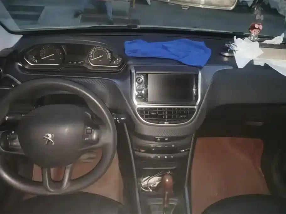 Peugeot 2008 2014 Model 1.6L Automatic Fashion Edition — миниатюра 12