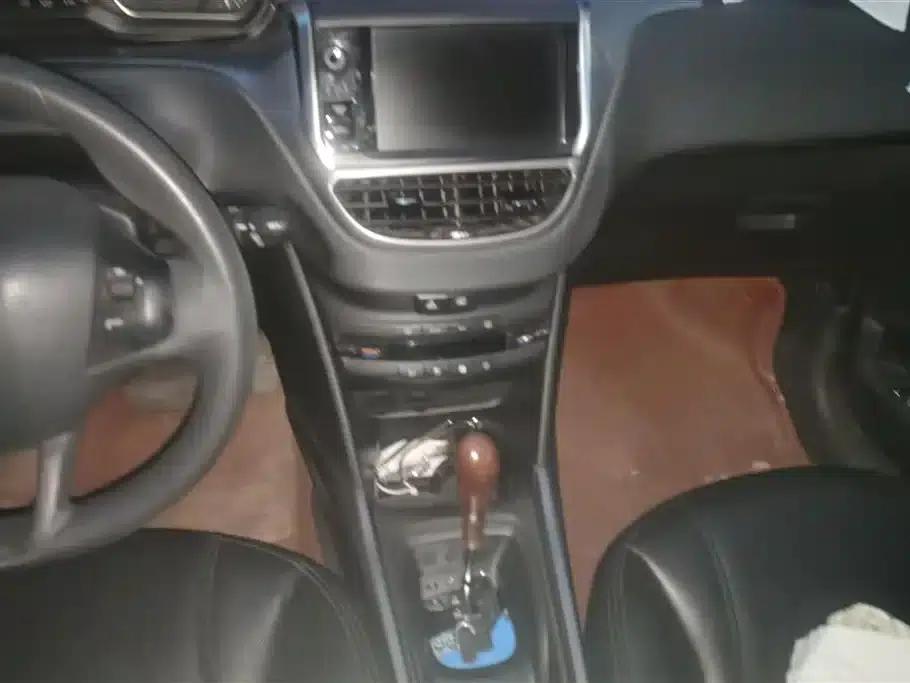 Peugeot 2008 2014 Model 1.6L Automatic Fashion Edition — миниатюра 13