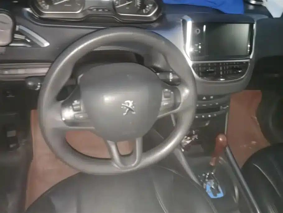 Peugeot 2008 2014 Model 1.6L Automatic Fashion Edition — миниатюра 15
