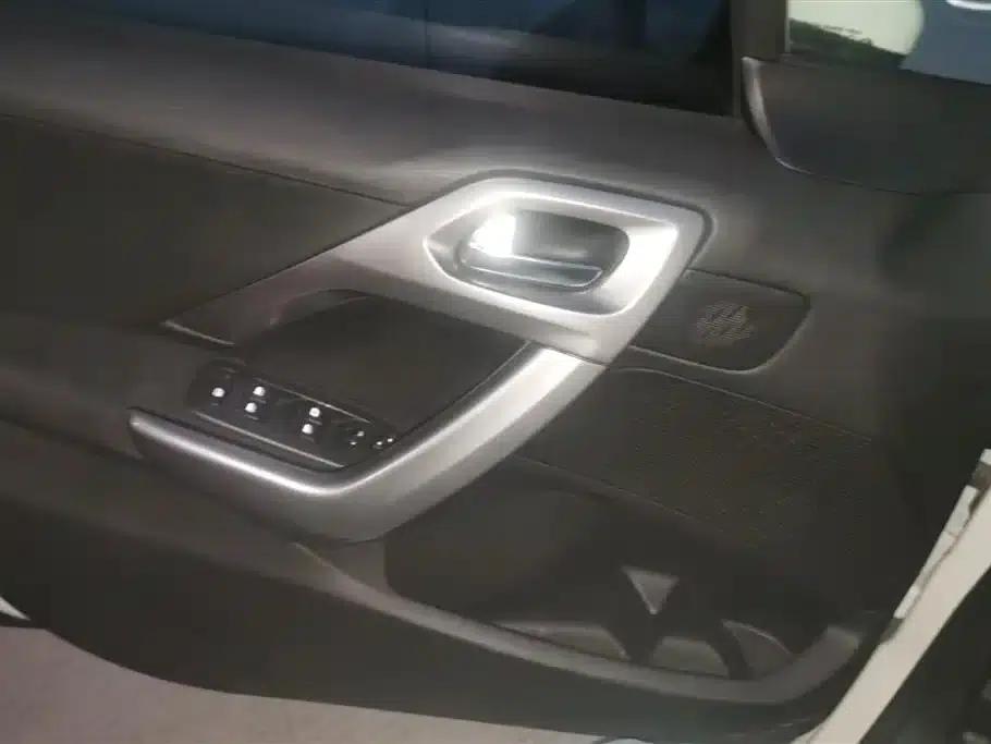 Peugeot 2008 2014 Model 1.6L Automatic Fashion Edition — миниатюра 7