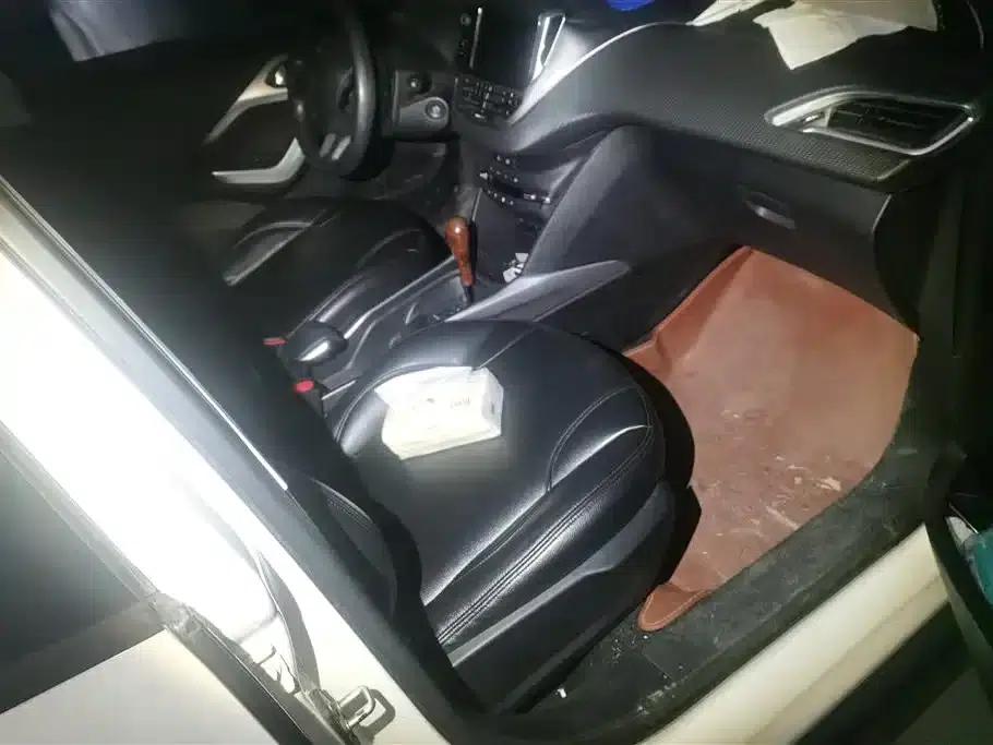 Peugeot 2008 2014 Model 1.6L Automatic Fashion Edition — миниатюра 8