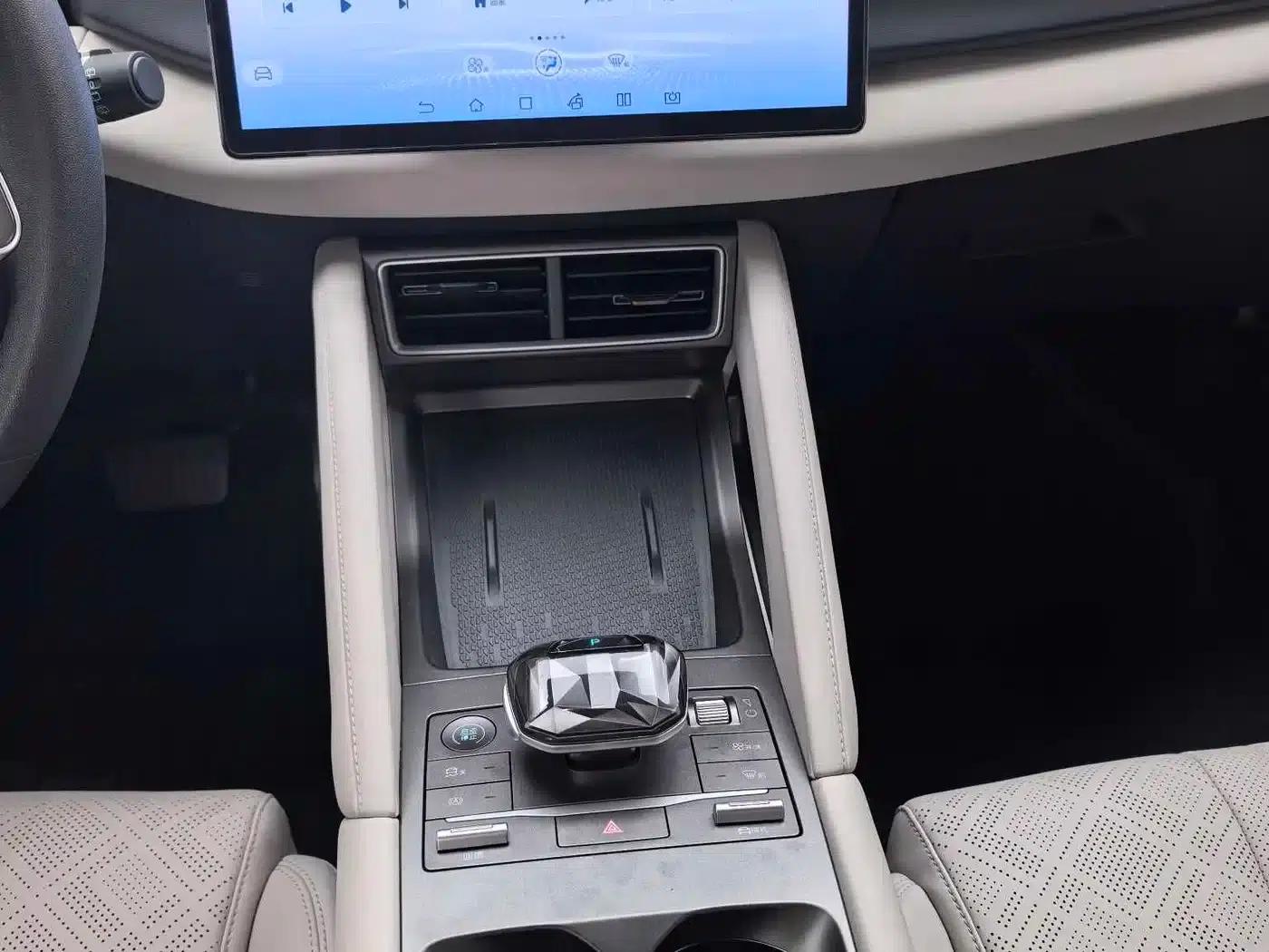 Yuan UP 2024 Model 401KM Leading Edition — миниатюра 12